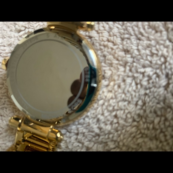 Michael Kors Watch is used and has a few scratches - Picture 5 of 9